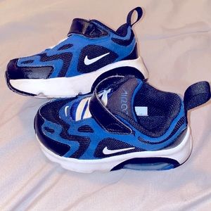 Kids sneakers size 6c (NIKE)